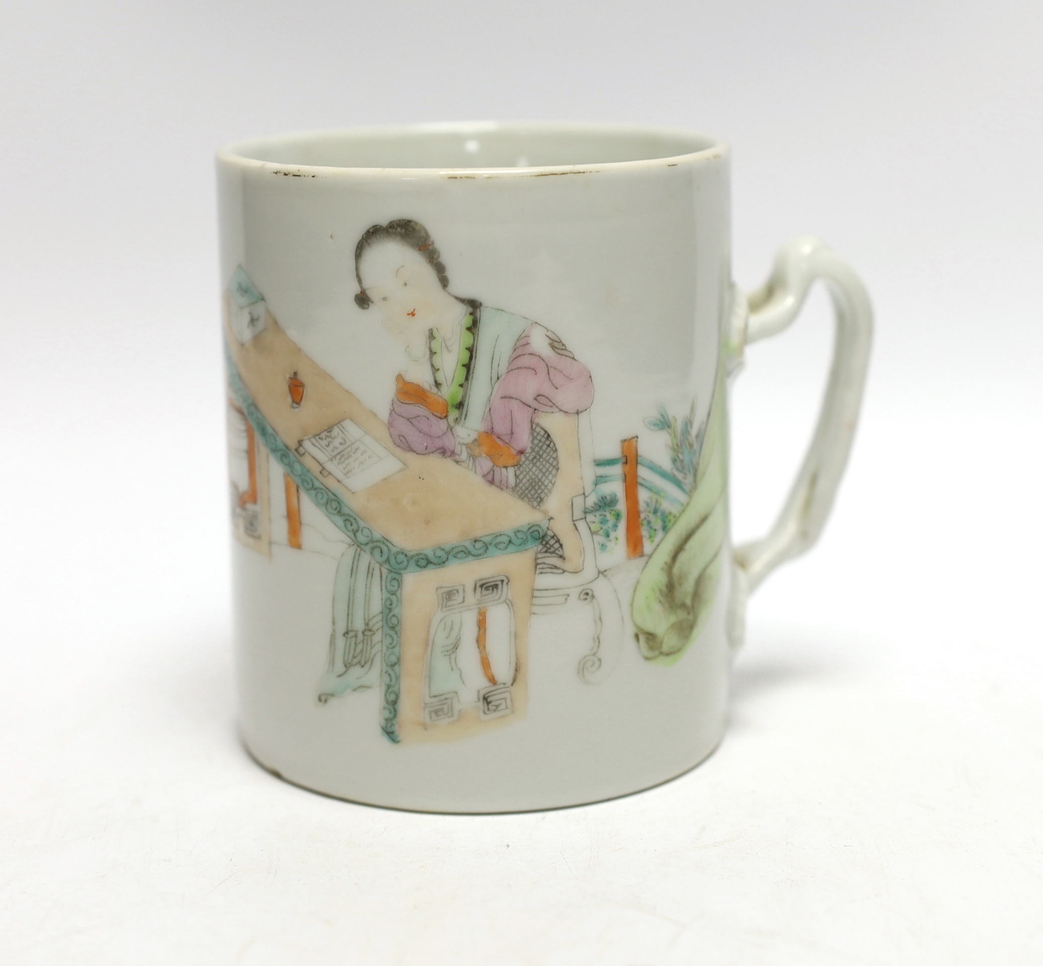 An early 20th century Chinese famille rose mug, 11.5cm
